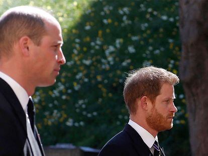 Los príncipes Guillermo y Enrique, en el funeral de su abuelo, Felipe de Edimburgo, en el castillo de Windsor el 17 de abril de 2021.