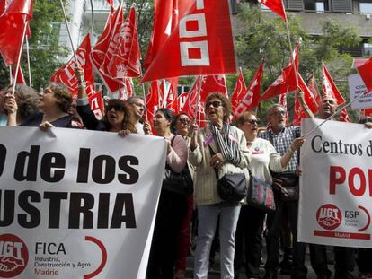 Concentración frente a la sede de CEOE en defensa mejoras salariales y laborales