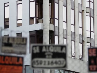 Carteles de alquiler ante un edificio de Madrid, en una imagen de archivo.