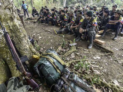 Guerrilleros de la antigua FARC, en un campamento en las montañas colombianas, el 18 de febrero de 2016.