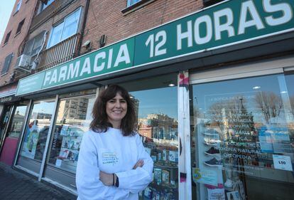 María Martínez, propietaria de la Farmacia La botica de la torre, en el barrio de Orcasitas.