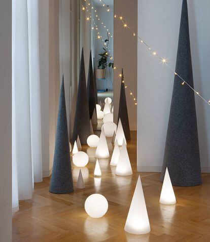 El piso de Borja García y Laura Ros, ambientado para Navidad con un juego de geometrías y luces.