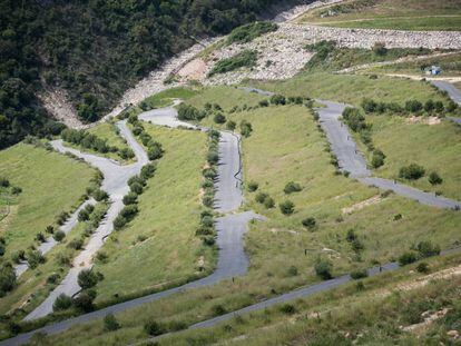 Zona restaurada del vertedero controlado de la Vall d'en Joan