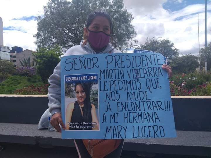 La hermana de Mary Lucero Mescco sostiene una pancarta demandando la búsqueda de la joven.