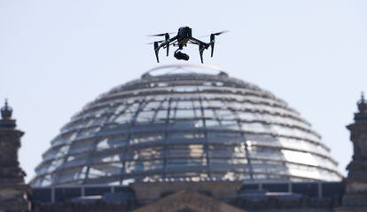 Un dron sobrevuela el edificio del Parlamento alemán el 24 de abril de 2020.