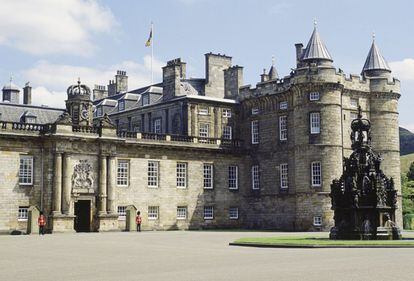 Ubicado en el extremo de la Royal Mile de Edimburgo, ha servido como principal residencia de los monarcas de Escocia desde el siglo XVI. Isabel II pasaba habitualmente en él una semana todos los años al comienzo del verano. Los apartamentos reales están abiertos al público todo el año, excepto cuando los miembros de la familia real se encuentran en el palacio. 