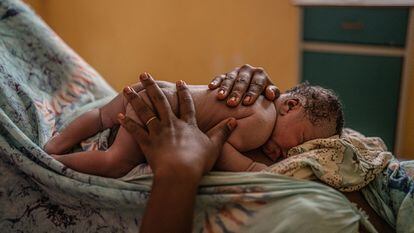 Mint coloca sobre su pecho a su hijo recién nacido, en el centro de salud de Guerou (Mauritania).