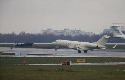 Un avión despega en el aeropuerto de Vnukovo junto al avión del presidente de Total