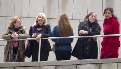 Patricia, Ana María, Mónica (de espaldas), Ana Belén y Jihane, todas supervivientes de violencia machista.