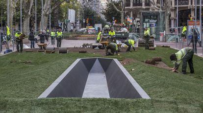 Últimos trabajos antes de la inauguración del monumento de Amat en homenaje a Espriu.