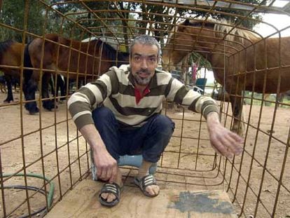 Armin Markus Schlegel posa en una jaula de animales en la masía de Girona.