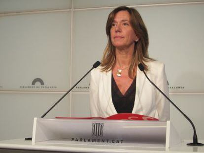 Montse Capdevila, diputada del PSC, en la rueda de prensa en el Parlament.