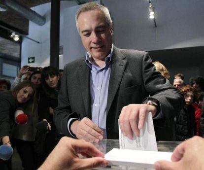 El candidato la presidencia a la Generalitat, Pere Navarro, ha votado hoy en el Casal Cívic Vapor Passatge de Terrassa (Barcelona),