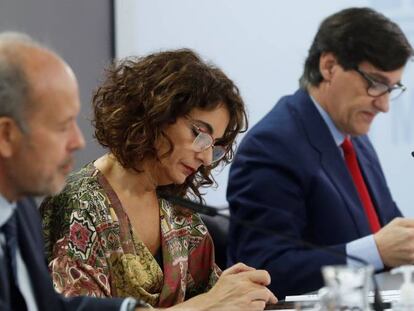 La ministra portavoz, María Jesús Montero (c), el ministro de Sanidad, Salvador Illa (d), y el ministro de Justicia, Juan Carlos Campo, comparecen en la rueda de prensa posterior al Consejo de Ministros este martes en Madrid. 