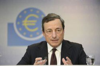 El presidente del Banco Central Europeo (BCE), Mario Draghi, comparece en una rueda de prensa ofrecida en Fr&aacute;ncfort (Alemania).