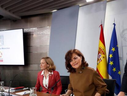 La vicepresidenta del Gobierno, Carmen Calvo (en el centro), el ministro de Ciencia, Innovaci&oacute;n y Universidades, Pedro Duque, y la ministra de Econom&iacute;a y Empresa, Nadia Calvi&ntilde;o, (a la izquierda).