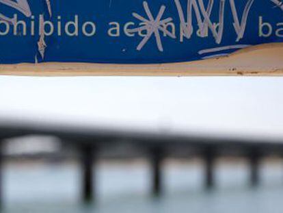 Cartel de prohibido bañarse en el embalse de Valmayor.