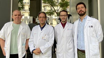 De izquierda a derecha, Guillermo J. Ortega, Jesús J. Borreguero, Ancor Sanz y Alberto Cecconi, en el Hospital de la Princesa.