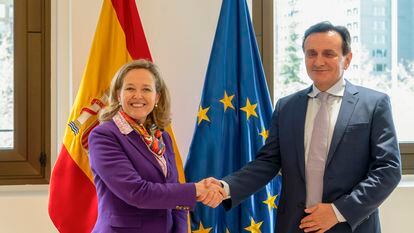 Nadia Calviño, vicepresidenta económica, y Pascal Soriot, CEO de AstraZeneca, este lunes en Madrid.
