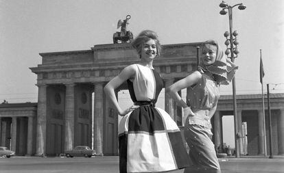 Dos modelos en 1960 frente a la puerta de Brandeburgo, entre los sectores este y oeste de Berlín.