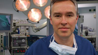 El cirujano Arnold Van de Laar, autor del libro ‘El arte del bisturí’.