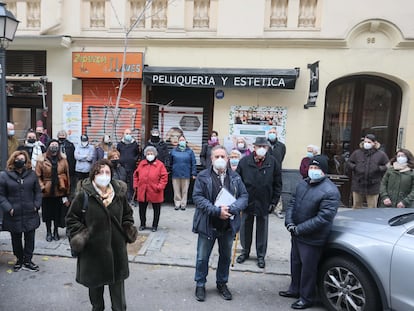 Vecinos de la los inmuebles de la Fundación Molina Padilla, en el barrio de Salamanca de Madrid.