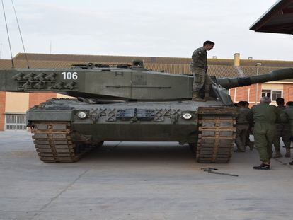 Instrucción de soldados ucranios con un carro de combate Leopard en el Centro Nacional de Adiestramiento de Zaragoza.