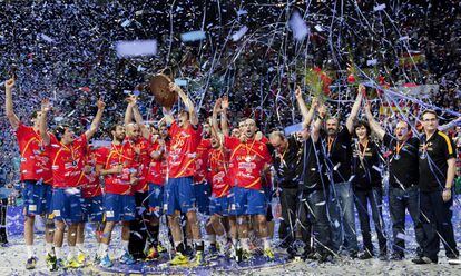 Los jugadores y el cuerpo tecnico de la selección celebran la victoria.