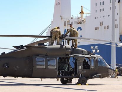 Soldados estadounidenses reparaban un helicóptero en el puerto de Alejandrópolis, en julio de 2020.