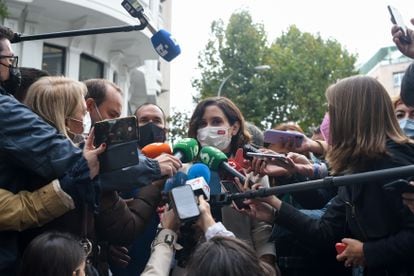 La presidenta de la Comunidad de Madrid, Isabel Díaz Ayuso, responde a los medios a su llegada a la sede del PP.