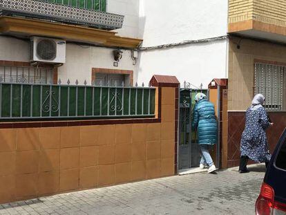 La madre del presunto yihadista sale de su casa en Sevilla. En vídeo, la familia del presunto yihadista detenido en Marruecos pide respeto.