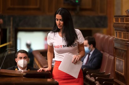 La diputada de Vox Carla Toscano, con una camiseta contra el movimiento Me Too, en la tribuna del Congreso en octubre de 2021.