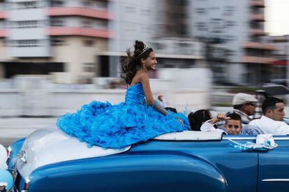 “Cuba es un auténtico museo de coches americanos clásicos, sobre todo de esa Edad de Oro que fueron los años cincuenta, y su color y estado de conservación han establecido una sintonía especial con los edificios circundantes, pues ambos han desafiado la lógica y los embates del tiempo”, dice el arquitecto británico Norman Foster en el libro Havana, Autos & Architecture. Se calcula que cerca de 70.000 vehículos estadounidenses fabricados antes de 1959 circulan hoy en la isla. Espléndidos modelos de Chevrolet, Cadillac, Dodge o Mercury pintados de azul, turquesa, rosa o blanco. Los más mimados, auténticas piezas de museo rodantes, desfilan cada día por las zonas turísticas de La Habana, como la plaza frente al Capitolio. Pasear por la ciudad en ellos se ha convertido en la atracción fetiche de los turistas, pero también de los cubanos, que los eligen sobre todo en ocasiones especiales como la celebración de los 15 años (en la foto) o las bodas. Ver y ser visto se funden a bordo de estas cromadas piezas de otro tiempo.