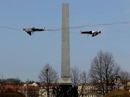 Dos acróbatas se balancean en una cuerda floja sobre el Monasterio de Emaús, en Praga (República Checa).