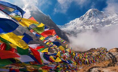 Banderas de oración en el campo base del Annapurna (8.091 metros), en el Himalaya de Nepal.