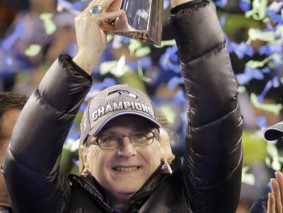 Paul Allen, con el trofeo de la Super Bowl tras la victoria de los Seahawks, el equipo del que es propietario, el pasado 2 de febrero.