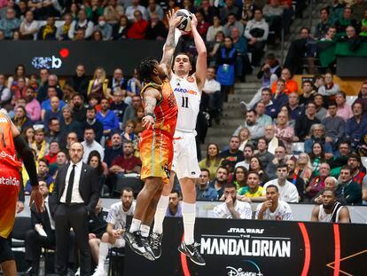 Hezonja lanza ante el Valencia en la Copa.