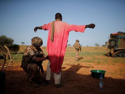 Un soldado francés registra a un campesino durane una operación de control de área de la Operación Barkhane en Ndaki (Malí).