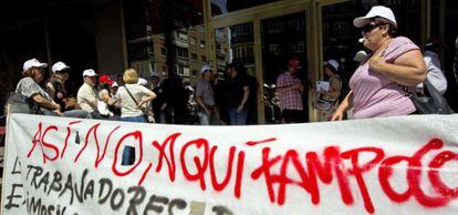 Trabajadores de UGT-Madrid protestan contra el primer ERE.