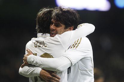Kaká y Özil se abrazan durante un partido.