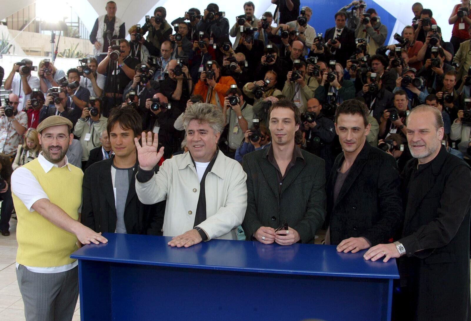 El actor Fran Boira acompañado del resto del equipo de 'La mala educación' en el Festival de Cannes en 2004.