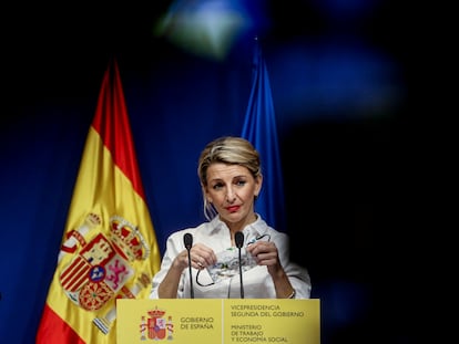 La vicepresidenta segunda y ministra de Trabajo y Economía Social, Yolanda Díaz, este lunes en la sede del ministerio.