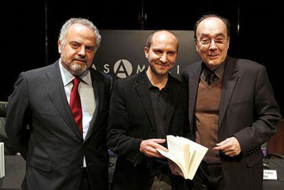 Ignacio Polanco (a la izquierda), presidente del grupo PRISA, junto al ganador del premio, Carlos Granés, y Francisco Calvo Serraller, ayer en la Casa de América.