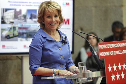 La presidenta Esperanza Aguirre ayer, en su primer acto público tras ser operada de cáncer de mama.