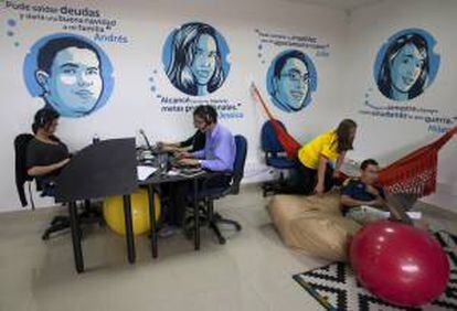 Integrantes del equipo de Lenddo trabajan en su sede en Bogotá. COLOMBIA.INN