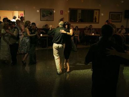 Una pareja bailando un tango en Casa Valencia, de Barcelona, en el marco del tercer festival &#039;Barcelona, Gardel, Buenos Aires&#039;. 