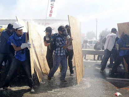 Enfrentamiento entre la policía y manifestantes que protestan contra el Gobierno tras conocerse el veredicto contra lo supuestos golpistas.