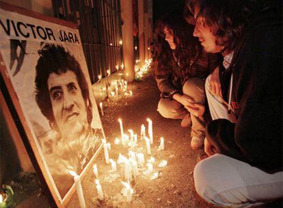 Seguidores del cantautor chileno depositan velas delante del estadio donde fue arrojado su cuerpo sin vida en 1973.