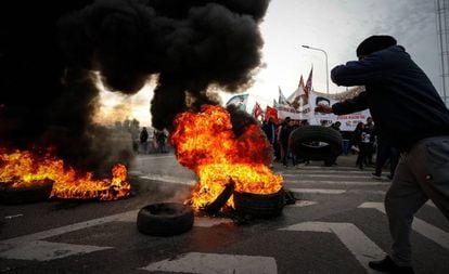 Manifestantes en huelga queman neumáticos en un piquete en uno de los accesos a Buenos Aires. 