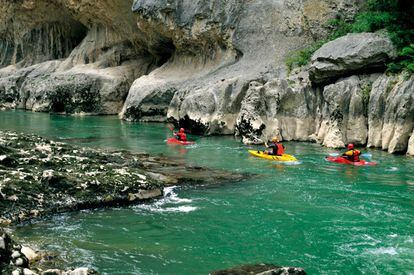 La Foz de Lumbier es un impresionante cañón alrededor del río Irati, un área natural protegida donde también se practica kayak.